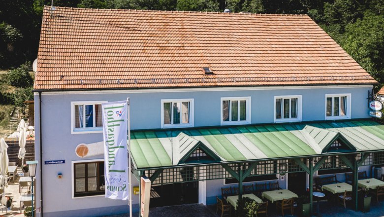 Gastgarten unter Weinreben, © Niederösterreich Werbung/David Schreiber