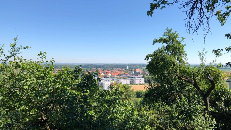 Blick auf eine Stadt mit roten Dächern, umgeben von grüner Vegetation., © Donau Niederösterreich