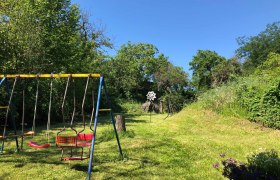 Spielplatz mit Schaukeln in grüner, bewaldeter Umgebung., © Donau Niederösterreich